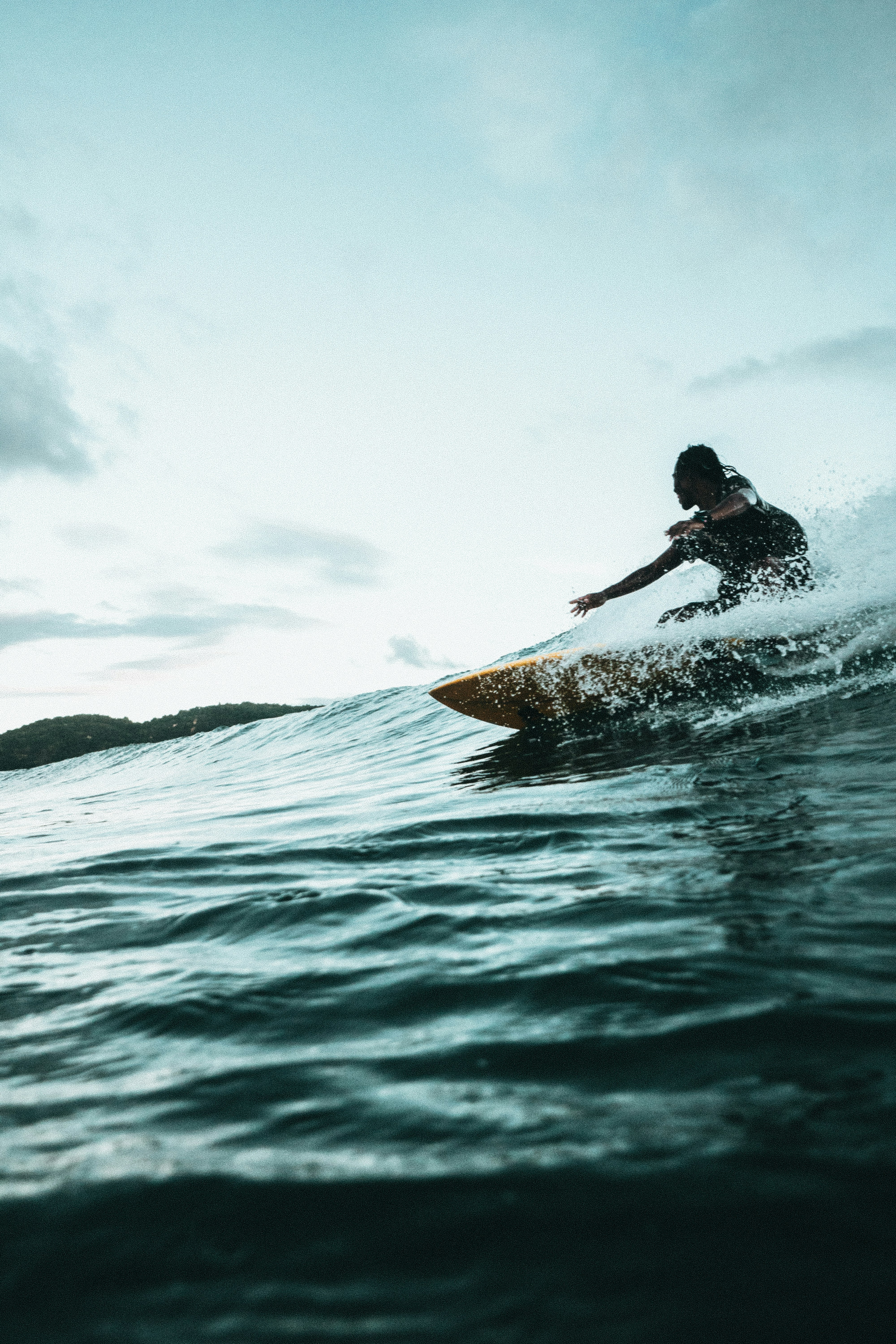 Surfista fotografado no nível da água
